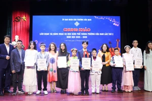 Ban tổ chức trao giải cho các thí sinh.