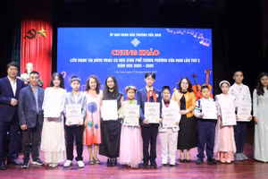 Ban tổ chức trao giải cho các thí sinh.