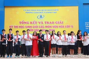 Lãnh đạo Phòng GD&ĐT quận Hoàn Kiếm chúc mừng thành tích của các em học sinh.