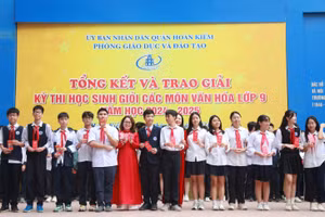 Lãnh đạo Phòng GD&ĐT quận Hoàn Kiếm chúc mừng thành tích của các em học sinh.