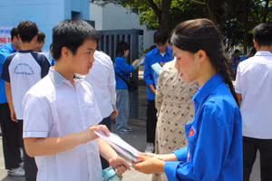 Lực lượng thanh niên tình nguyện hướng dẫn thí sinh trước khi vào phòng thi.