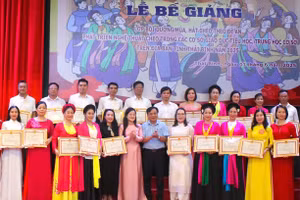 Ban tổ chức trao chứng chỉ cho các học viên hoàn thành lớp bồi dưỡng.