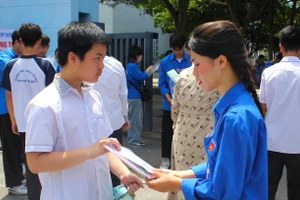 Lực lượng thanh niên tình nguyện hướng dẫn thí sinh trước khi vào phòng thi.