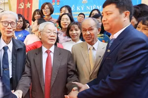 Tổng bí thư Nguyễn Phú Trọng luôn dành tình cảm ấm áp, chân thành cho thầy trò trường THPT Nguyễn Gia Thiều. Ảnh: Trường THPT Nguyễn Gia Thiều.