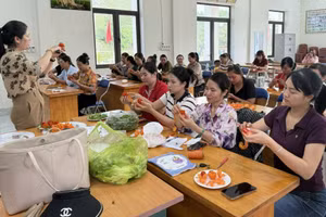 Học viên tham gia lớp đào tạo nghề nấu ăn do xã Tiên Yên tổ chức.