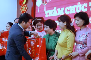 Chủ tịch Công đoàn ngành Giáo dục Hà Nội tặng quà cho giáo viên có hoàn cảnh khó khăn dịp Tết Ất Tỵ 2025.