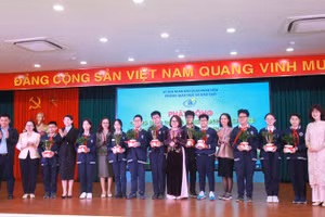 Các đại biểu tham dự chương trình tặng những món quà "Xanh"cho học sinh trường THCS Ngô Sĩ Liên.