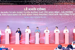 Thủ tướng Phạm Minh Chính và các đại biểu thực hiện nghi thức khởi công dự án. 