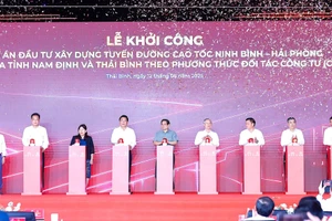 Thủ tướng Phạm Minh Chính và các đại biểu thực hiện nghi thức khởi công dự án.