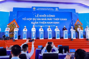 Các đại biểu ấn nút khởi công dự án.