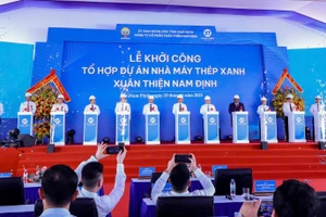 Các đại biểu ấn nút khởi công dự án.