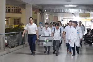 Thận được vận chuyển vào phòng mổ của Bệnh viện Đa khoa tỉnh Quảng Ninh.