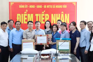Đại diện Sở GD&ĐT Hà Nội trao hỗ trợ cho xã Hoàng Vân.