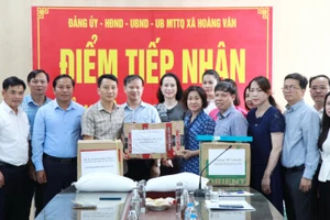 Đại diện Sở GD&ĐT Hà Nội trao hỗ trợ cho xã Hoàng Vân.