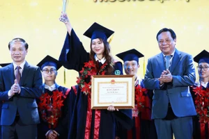 Lễ tuyên dương thủ khoa xuất sắc tốt nghiệp các trường đại học, học viện trên địa bàn thủ đô Hà Nội là hoạt động được tổ chức hàng năm.