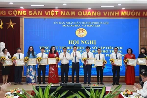 Đại diện UBND TP Hà Nội và Bộ GD&ĐT trao thưởng cho các đơn vị đạt thành tích xuất sắc trong triển khai thí điểm học bạ số tiểu học.