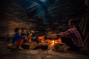 Bếp nghèo ấm ngày tết (ảnh Nguyễn Sơn Tùng ).