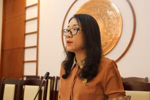 Bà Châu Hoài Thu, Phó Giám đốc Sở GD&ĐT Quảng Ninh thông tin tại buổi họp báo. 