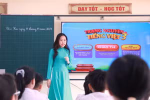 Cô Hà Linh Hương hướng dẫn học sinh truy cập trang web Trạng Nguyên Tiếng Việt 3.