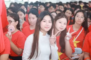 Học sinh Trường THPT Đỗ Mười trong lễ khai giảng năm học mới.