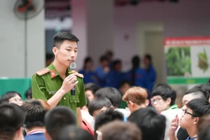 Một buổi tuyên truyền về phòng chống tội phạm công nghệ cao cho học sinh của Công an Thành phố Hà Nội.