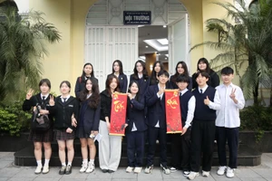 Học sinh Trường THPT Việt Đức tặng quà tết cho các bạn Hàn Quốc.