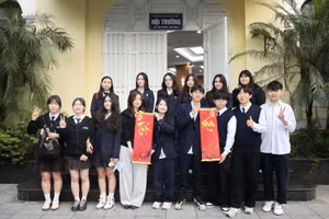 Học sinh Trường THPT Việt Đức tặng quà tết cho các bạn Hàn Quốc.