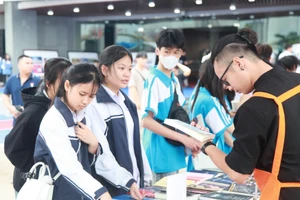 Gần 10.000 học sinh Thủ đô hào hứng tham dự ngày hội gắn kết giáo dục nghề nghiệp.
