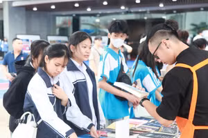 Gần 10.000 học sinh Thủ đô hào hứng tham dự ngày hội gắn kết giáo dục nghề nghiệp.