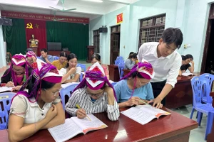 Lớp học XMC tại nhà văn hóa thôn Ngàn Phe.