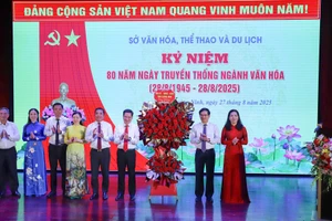 Lãnh đạo tỉnh Quảng Ninh tặng hoa chúc mừng 80 năm Ngày truyền thống ngành Văn hóa.