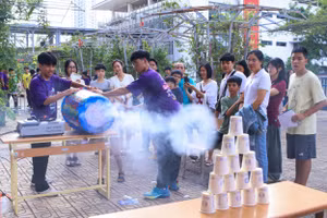 Thí nghiệm đặc sắc được rất nhiều các em nhỏ hưởng ứng