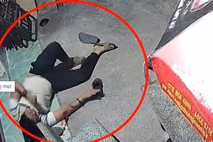 Anh L. bị 3 người hành hung gục tại chỗ (Ảnh cắt từ clip ).