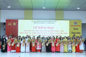 Ban tổ chức tặng hoa chúc mừng các giáo viên dự thi.