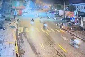 Hình ảnh camera ghi lại cảnh nhóm thanh thiếu niên Móng Cái truy đuổi khiến Đ.K.Đ. tử vong.