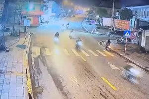 Hình ảnh camera ghi lại cảnh nhóm thanh thiếu niên Móng Cái truy đuổi khiến Đ.K.Đ. tử vong.