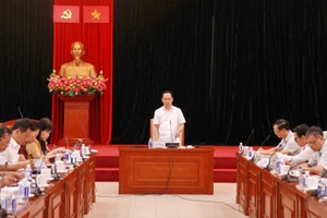 Thứ trưởng Bộ GD&ĐT Hoàng Minh Sơn chủ trì phiên họp.