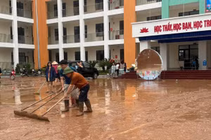 Thầy cô giáo ở Quảng Ninh hối hả khắc phục hậu quả do bão số 3