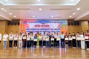 Các học sinh khuyết tật, mồ côi tiêu biểu vượt khó vươn lên được khen thưởng.