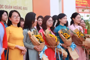 Các thầy cô giáo hào hứng tham dự hội thi.