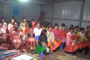 Lớp học xóa mù chữ tại bản Làng Chếu.