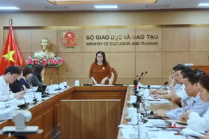 Thứ trưởng Nguyễn Thị Kim Chi chủ trì buổi làm việc.