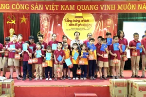 Lãnh đạo Sở GD&ĐT Hà Nội tặng quà cho các em học sinh.