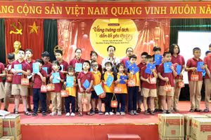 Lãnh đạo Sở GD&ĐT Hà Nội tặng quà cho các em học sinh.