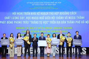 Lãnh đạo Sở GD&ĐT Hà Nội nhận tài trợ từ các đơn vị đồng hành cho "Tháng tự học ngoại ngữ"