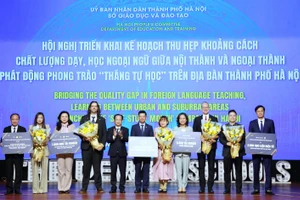 Lãnh đạo Sở GD&ĐT Hà Nội nhận tài trợ từ các đơn vị đồng hành cho "Tháng tự học ngoại ngữ"