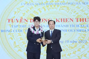 Giám đốc Sở GD&ĐT Hà Nội Trần Thế Cương chúc mừng thành tích của Bảo Khánh.