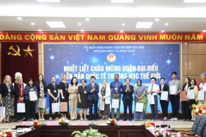 Lãnh đạo Sở GD&ĐT Hà Nội tặng quà lưu niệm cho giáo viên, học sinh tham gia Diễn đàn.