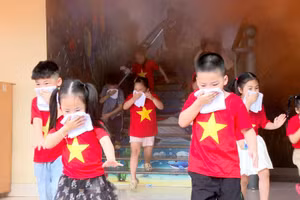 Học sinh thực hành thoát hiểm trong môi trường có khói, khí độc.
