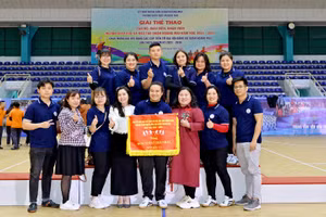 Giáo viên Trường THCS Lĩnh Nam (quận Hoàng Mai) mừng chiến thắng.